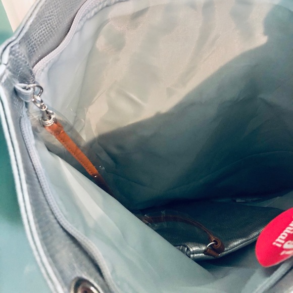 [NEW] Silver Tote with Insert Bag - Picture 4 of 4